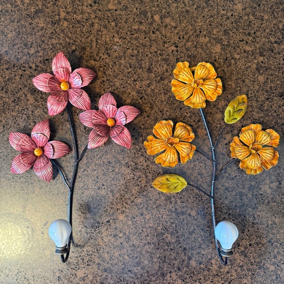 Vintage inspired pair of metal flower wall hooks - Picture 1 of 8